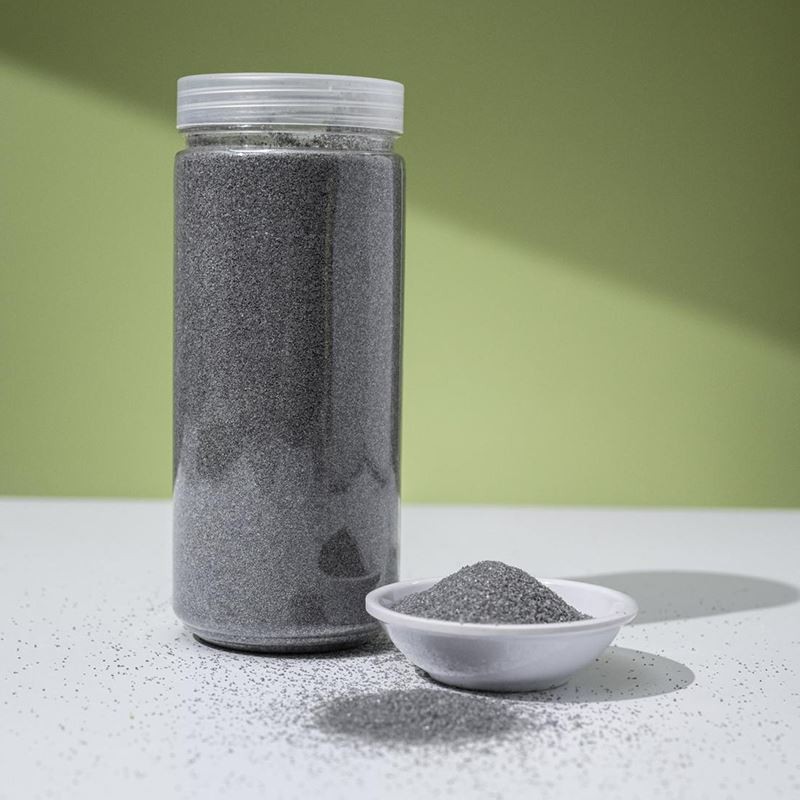 Pasir berwarna abu -abu gelap